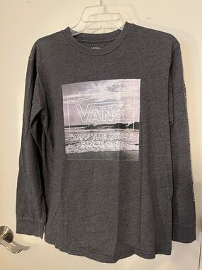 Vans long sleeve T-shirt “off the wall” extra large
Dark gray.